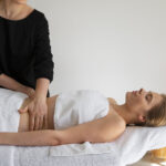 Dr. Andrea Görg erklärt: Die Rolle der Massage nach der CoolSculpting-Sitzung